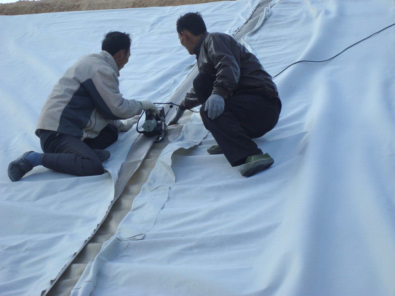 防水土工布怎樣延長道路的使用壽命